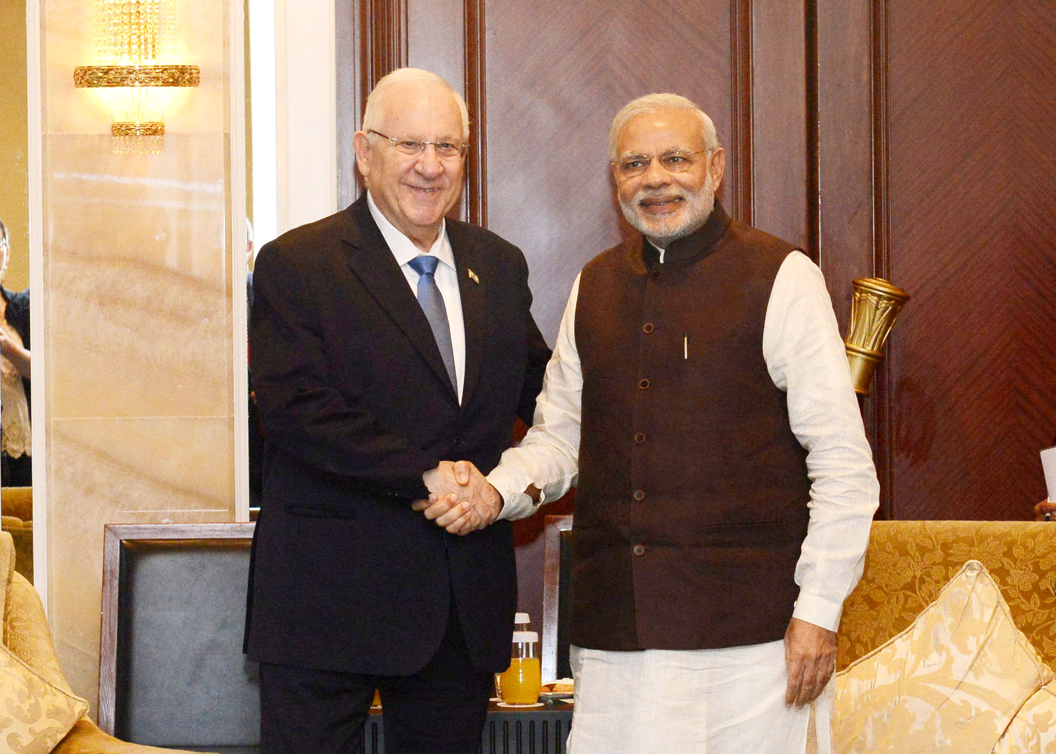 The Prime Minister, Shri Narendra Modi meeting the President of Israel, Mr Reuven Rivlin, in Singapore on March 29, 2015. 